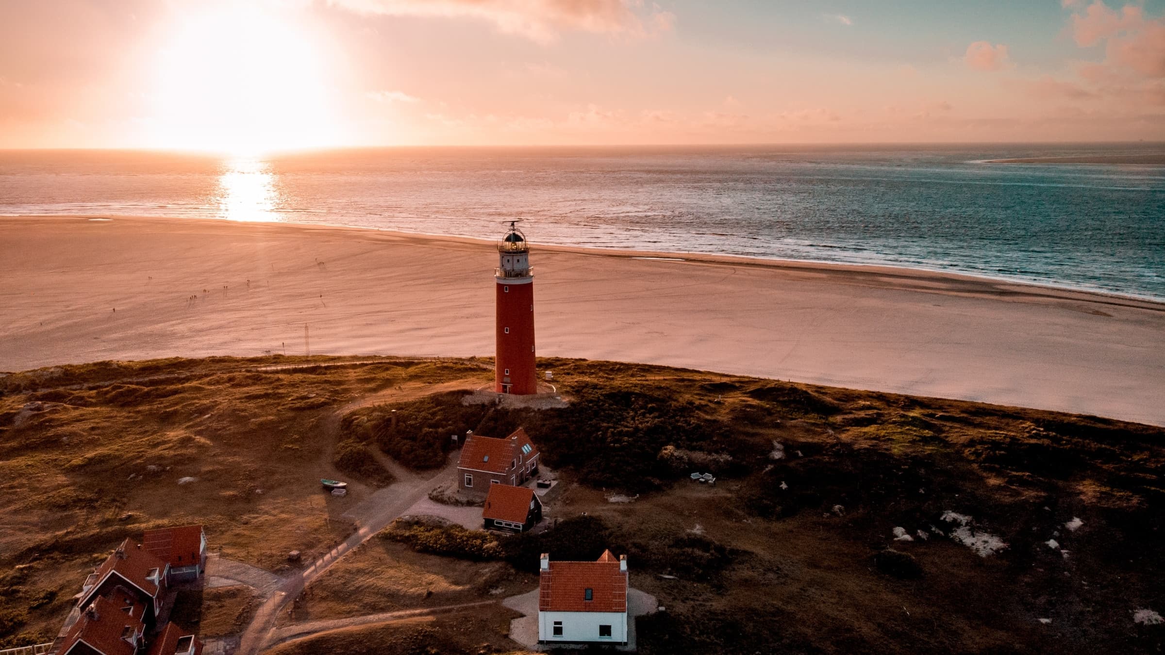 Duinen en zee op Texel in avondlicht
